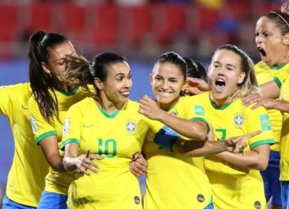FIFA passa exigir mulheres em comissões técnicas no futebol feminino