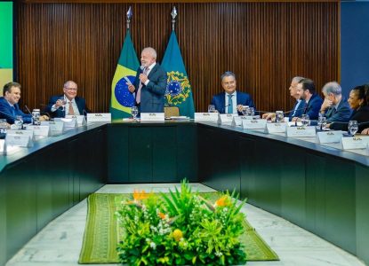 Lula anuncia saída de 14 ministros e confirma que Geraldo Alckmin será candidato a vice-presidente