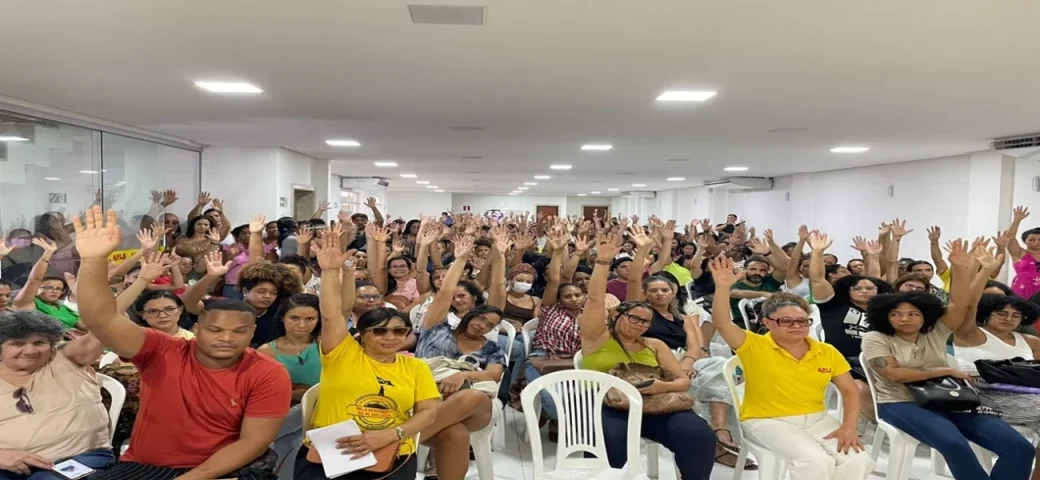 Professores da rede municipal aceitam reajuste, mas mantêm estado de greve em Feira de Santana