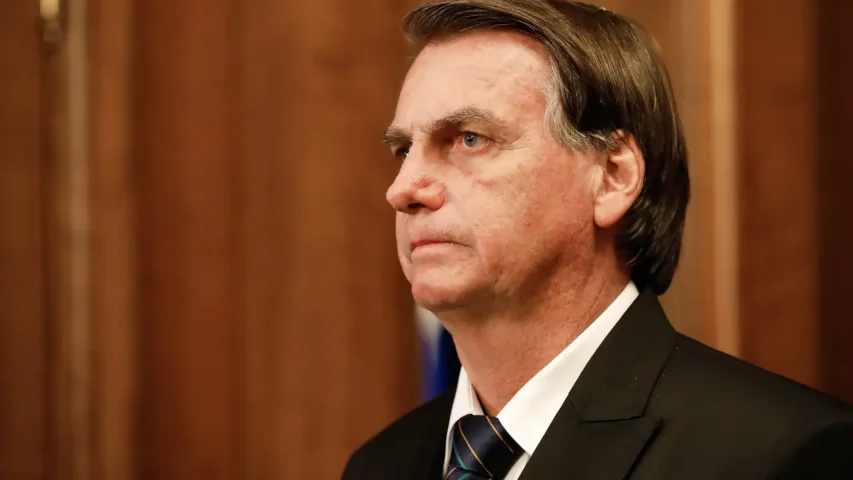 Jair Bolsonaro passa mal e é levado para hospital em Brasília