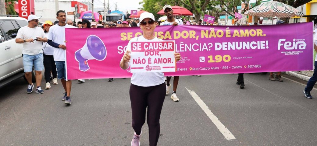 Feirenses apelam pelo fim da violência contra mulheres durante caminhada realizada neste domingo, 29