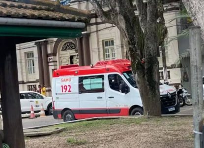 Quatro estudantes ficam feridos após piso de Prefeitura de Cruz das Almas ceder durante visita