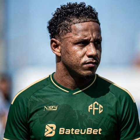 Feira FC anuncia meia-atacante Rogerinho