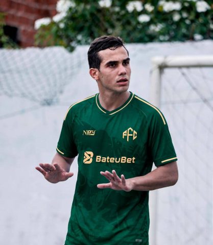Joia na casa: volante Vitinho, de 22 anos, é anunciado pelo Feira FC