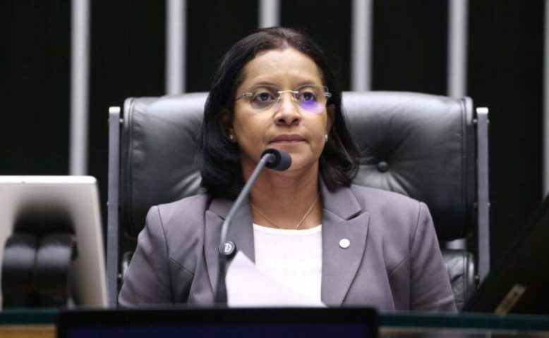 Câmara dos Deputados aprova uso de spray de pimenta por mulheres para autodefesa