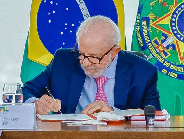 Lula defende recompra da refinaria da Petrobras na Bahia