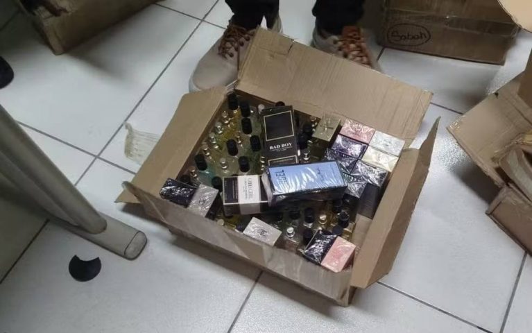 Cerca de 900 perfumes falsificados são apreendidos; produtos eram vendidos a partir de R$ 50 em Feira de Santana