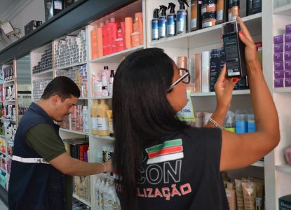 PROCON em Feira de Santana notifica nove atacados por cobrança irregular de sacolas com propaganda