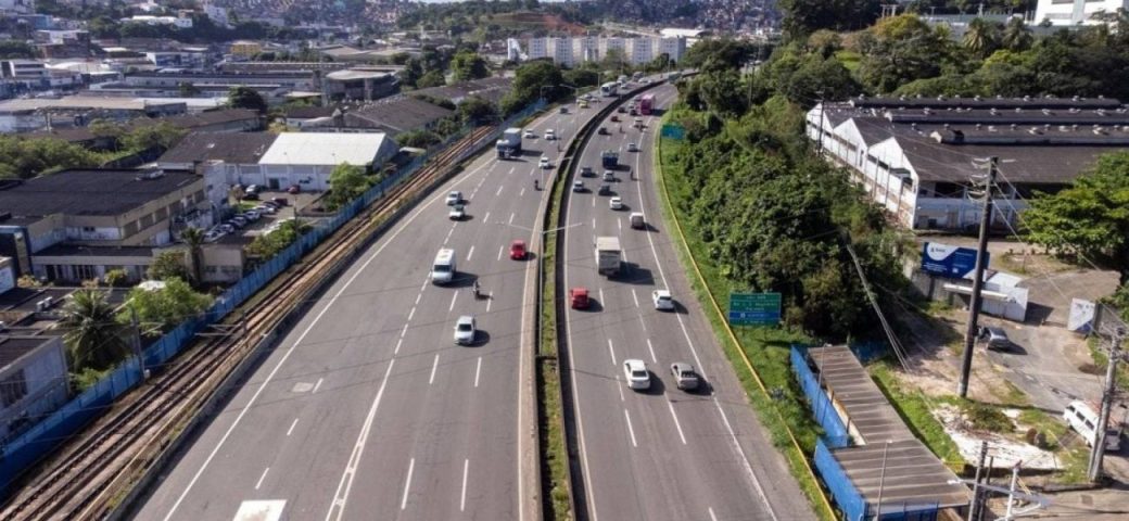 Incêndio de grandes proporções atinge galpão de reciclagem em Camaçari