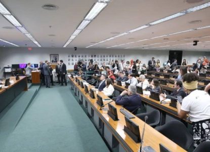 Fim da escala 6x1 avança na Câmara com votação na CCJ