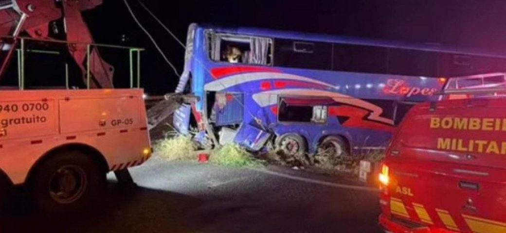 Duas pessoas morrem em batida envolvendo ônibus de excursão religiosa que saiu da Bahia
