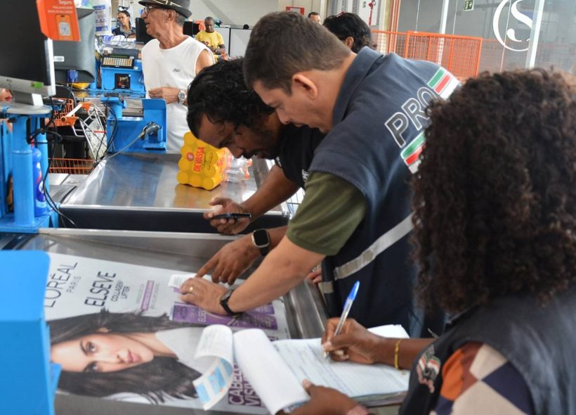PROCON autua três atacadistas em Feira de Santana por cobrança irregular de sacolas plásticas