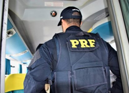 PRF apreende quase 200 ampolas de substâncias sem procedência após fiscalização em trecho de BR em Feira de Santana