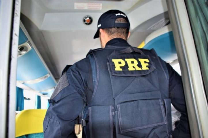 PRF apreende quase 200 ampolas de substâncias sem procedência após fiscalização em trecho de BR em Feira de Santana