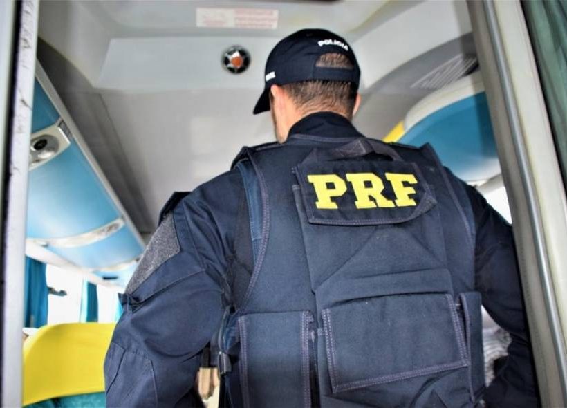 PRF apreende quase 200 ampolas de substâncias sem procedência após fiscalização em trecho de BR em Feira de Santana