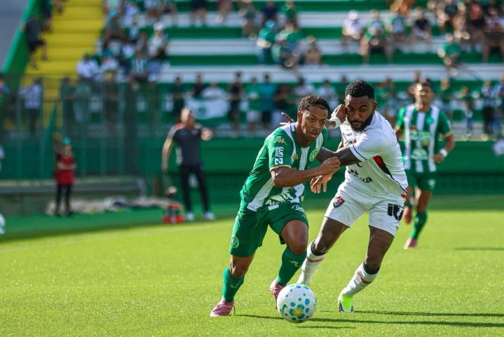 Brasileirão Série A: com um a menos, Vitória arranca empate contra Chapecoense