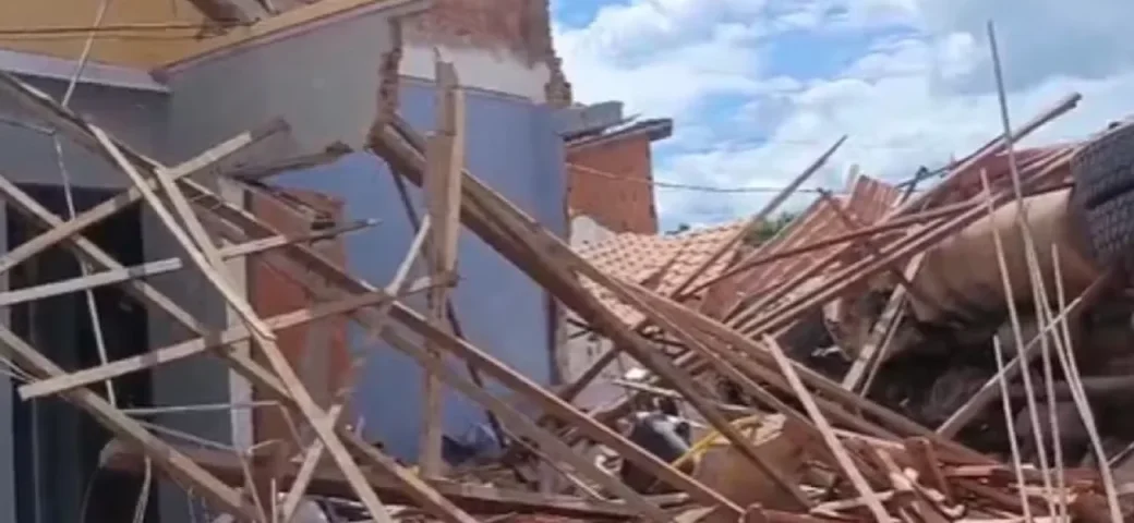 Bebê e criança ficam feridos após caminhão atingir casas no oeste da Bahia