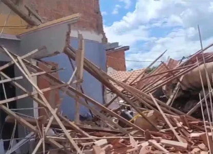 Bebê e criança ficam feridos após caminhão atingir casas no oeste da Bahia