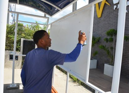 Prefeitura instala novos abrigos de ônibus com acessibilidade e tecnologia