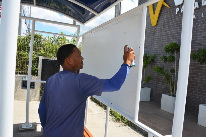 Prefeitura instala novos abrigos de ônibus com acessibilidade e tecnologia