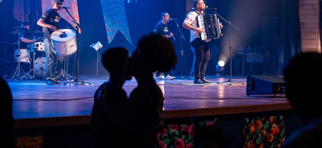 Neném do Acordeon lota teatro do Centro de Convenções e celebra a força do forró em Feira de Santana