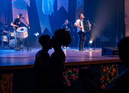 Neném do Acordeon lota teatro do Centro de Convenções e celebra a força do forró em Feira de Santana