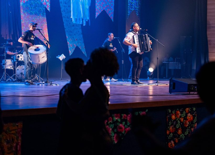 Neném do Acordeon lota teatro do Centro de Convenções e celebra força do forró em Feira de Santana