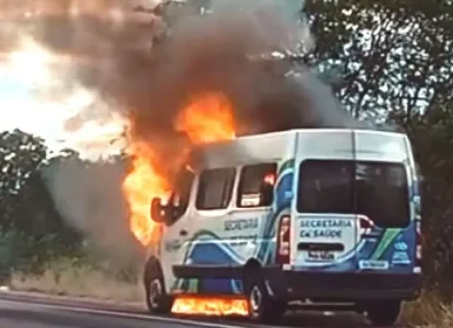 Van da secretaria de saúde de Capim Grosso pega fogo na BR-324