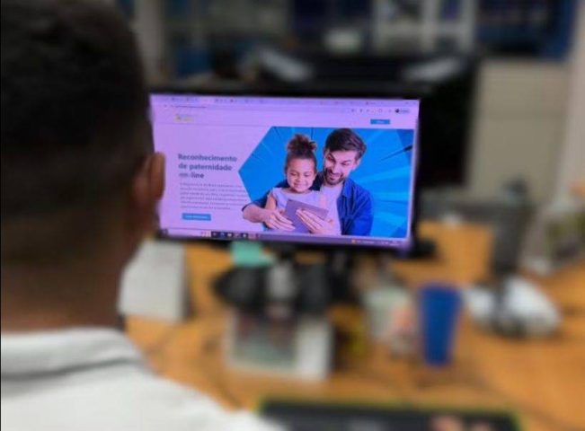 Com média de 500 crianças sem registro paterno por ano, reconhecimento pode ser feito pela internet em Feira de Santana