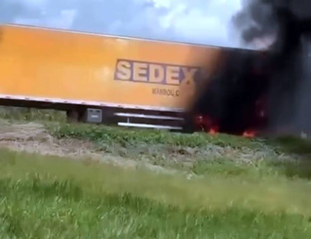 Carreta dos Correios pega fogo em trecho da BR-324 na Bahia