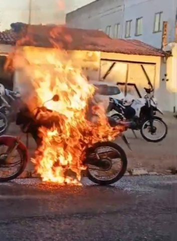 Condutor coloca fogo em moto após ser abordado em blitz em Feira de Santana e acaba preso
