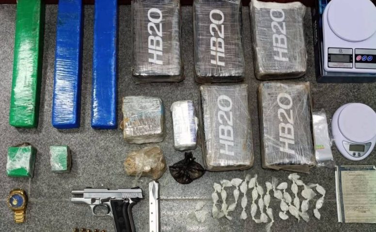 Drogas e armas de fogo são retiradas de circulação no bairro Calumbi, em Feira de Santana