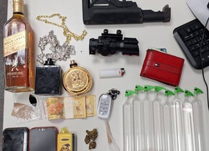 Três suspeitos são presos por porte ilegal de acessórios de arma de fogo no bairro Pedra Ferrada