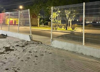 Menor colide veículo em grades do Centro de Convenções de Feira de Santana