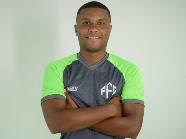 Formado na base do Vitória, lateral Marcelinho é anunciado no Feira FC