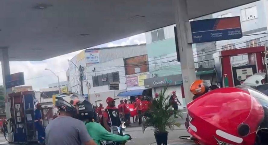 Marcha do Movimento dos Sem Terra trava trânsito em Feira de Santana nesta quarta, 8