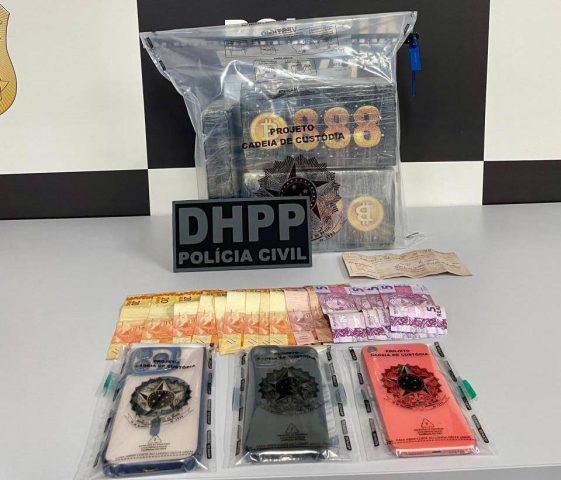 Polícia intercepta veículo com 7,5kg de cocaína na BA-052 em Feira de Santana; condutor foi preso