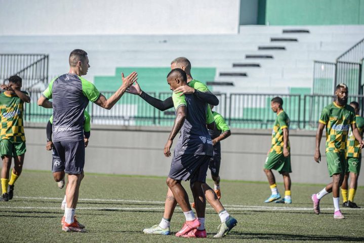 Com gols de Thiago Galhardo, Rogerinho e Lucaneta, Feira FC vence jogo-treino por 11 a 1