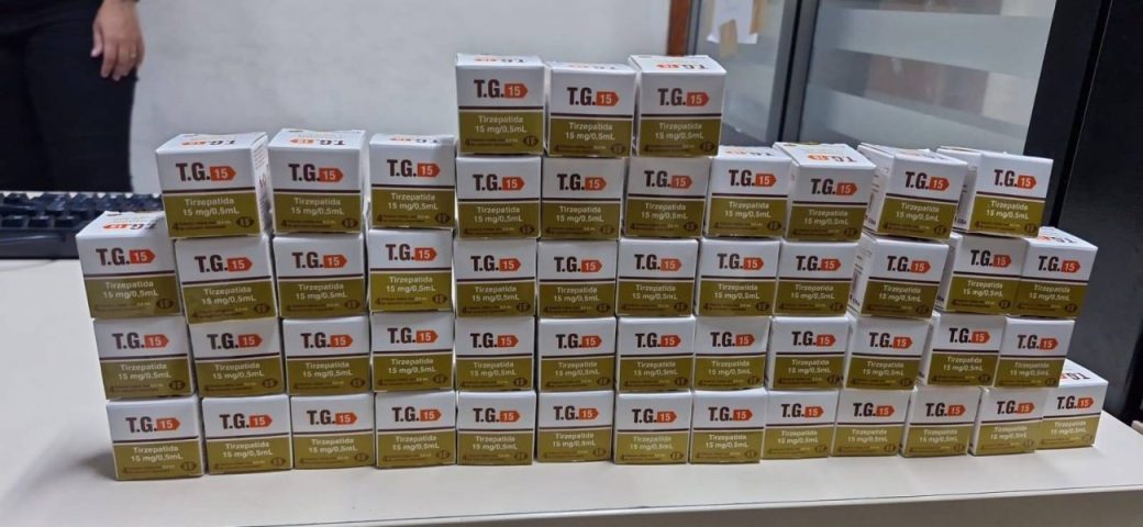 PRF apreende 200 ampolas de medicamento emagrecedor na BR-116; passageiro ainda estava com drogas