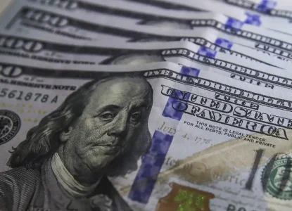 Ibovespa cai e dólar fecha estável abaixo de R$ 5