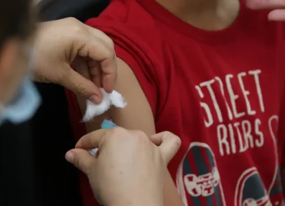 Vacinação nas escolas do Brasil segue até 30 de abril e meta é imunizar 27 milhões de estudantes