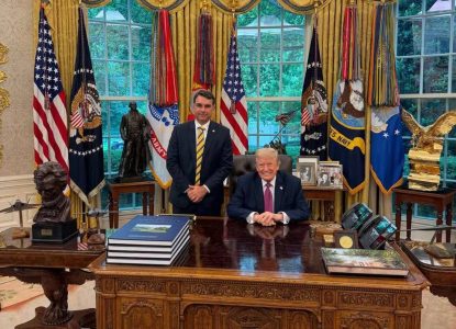 Após queda em pesquisas, Flávio Bolsonaro se reúne com Trump e pede ação contra PCC e CV