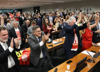 Comissão da Câmara dos Deputados aprova relatório de PEC que acaba com escala 6X1