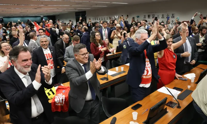 Comissão da Câmara dos Deputados aprova relatório de PEC que acaba com escala 6X1