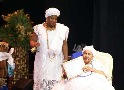 Mãe Maria Pequena de Ogum recebe título de Doutora Honoris Causa na UEFS