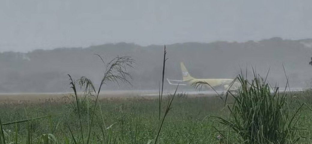 Avião cargueiro sai da pista após pouso em Salvador, mas não deixa feridos