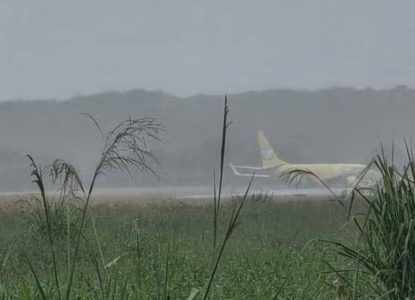 Avião cargueiro sai da pista após pouso em Salvador, mas não deixa feridos