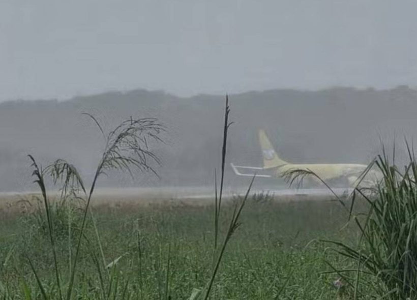 Avião cargueiro sai da pista após pouso em Salvador, mas não deixa feridos