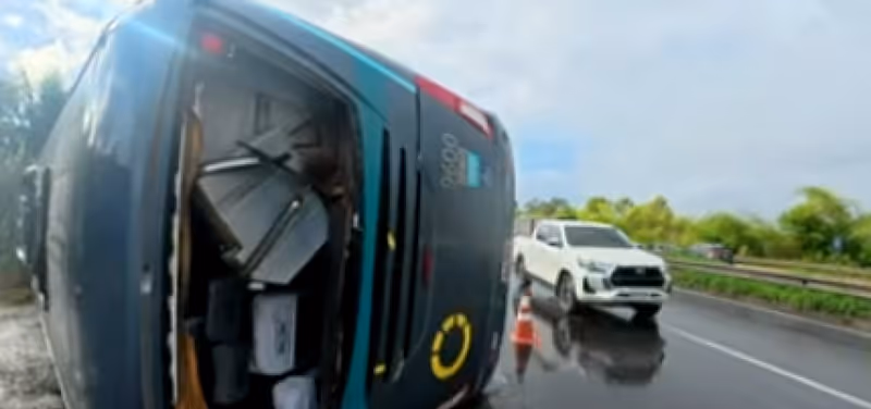 Ônibus com trabalhadores tomba na BR-324, deixa um morto e feridos