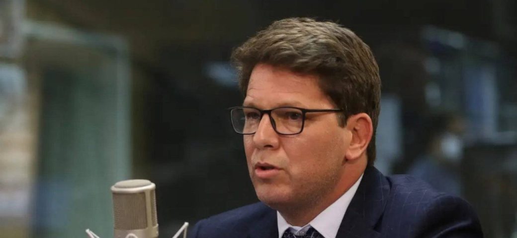 Mário Frias volta atrás e admite dinheiro de Daniel Vorcaro em filme sobre Bolsonaro